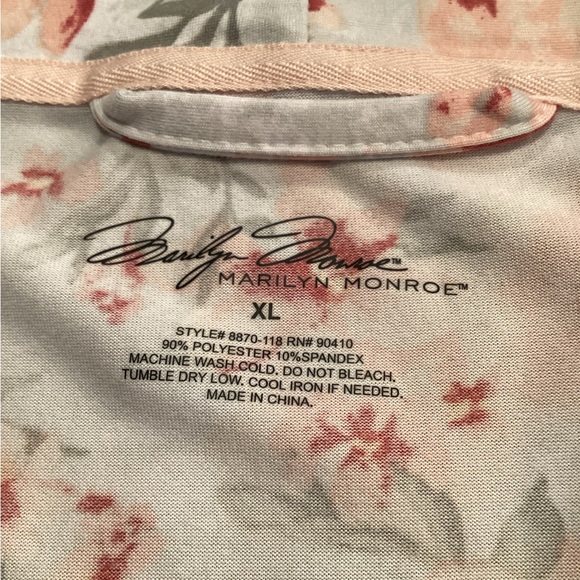 Marilyn Monroe Robe - Picture 7 of 8